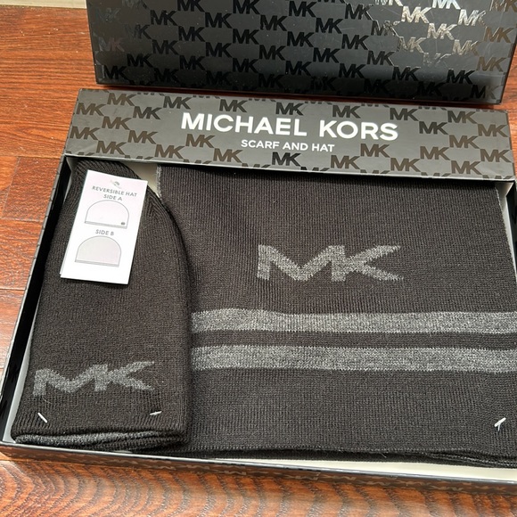Michael Kors scarf and hat - Picture 2 of 3